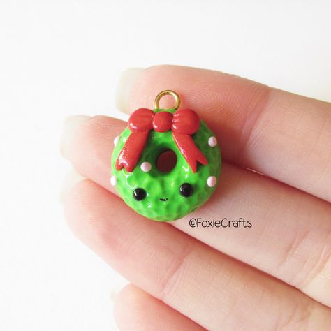 #kawaii #charms #polymer #clay #christmas #wreath Das Clay Ideas, Kawaii Polymer Clay, Kawaii Charms, Kawaii Things, Clay Christmas, Kawaii Christmas, Christmas Clay, Polymer Clay Christmas, Clay Work