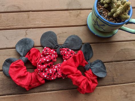 Disney DIY: How to Make Minnie and Mickey Scrunchies - WDW Magazine Mickey Ears Scrunchie, Hair Ties Tutorial, How To Make Scrunchies, Disney Diy Crafts, Hair Ties Diy, Diy Hair Scrunchies, Diy Fashion Projects, Minnie And Mickey, Scrunchies Diy