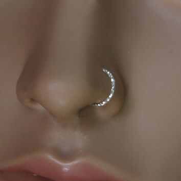 ꒰ pinterest ꒱: cookiejeons ˊˎ˗ Piercings Nase, Spiderbite Piercings, Orr Piercing, Nose Ring Designs, Piercings Bonitos, Bodysuit Tattoos, Cute Nose Piercings, Nose Ring Jewelry, Diamond Nose Ring