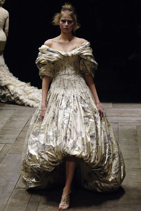 Alexander McQueen. Gathered dress, 'Widows of Culloden', Autumn/Winter 2006. Mcqueen Couture, Mcqueen Dress, High Fashion Runway, Alexander Mcqueen Fashion, Mcqueen Fashion, Candice Swanepoel, 2014 Fashion, Beautiful Gowns, A Dress