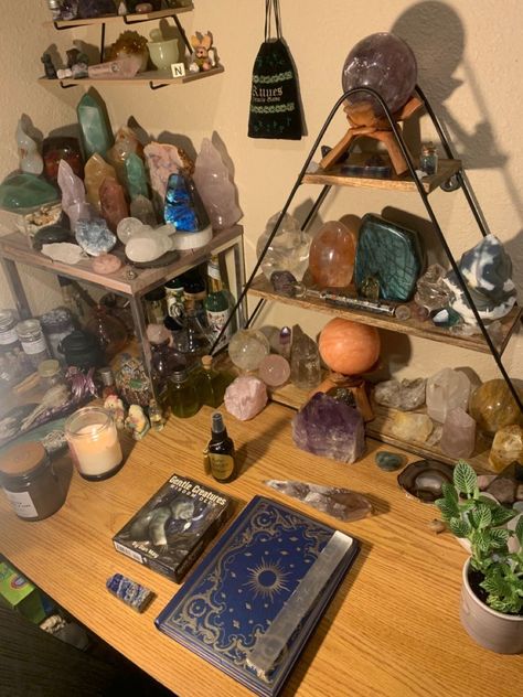 Witchy Core Room, Crystal Display Ideas Bedroom Aesthetic, Crystal House Aesthetic, Crystal Alter Aesthetic, Crystal Alter Ideas, Crystals Room Decor, Altar Set Up, Crystal Table Display, Fairy Alter