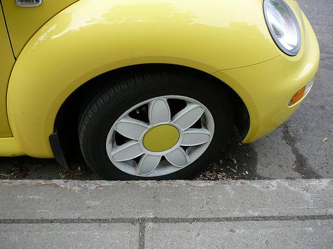 Yellow VW Bug with Daisy Wheels Bug Car, Beetle Car, Volkswagen Bug, New Beetle, Yellow Car, Beetle Bug, Images Esthétiques, Pretty Cars, Vw Bug