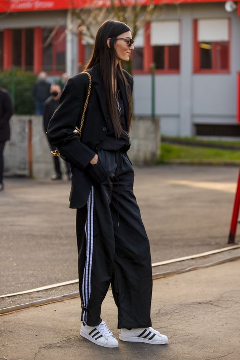 Sport Street Style, Uzun Boy, Looks Adidas, Adidas Hose, Sporty Street Style, Look Adidas, Milan Fashion Week Street Style, Outfit Streetwear, Adidas Outfit