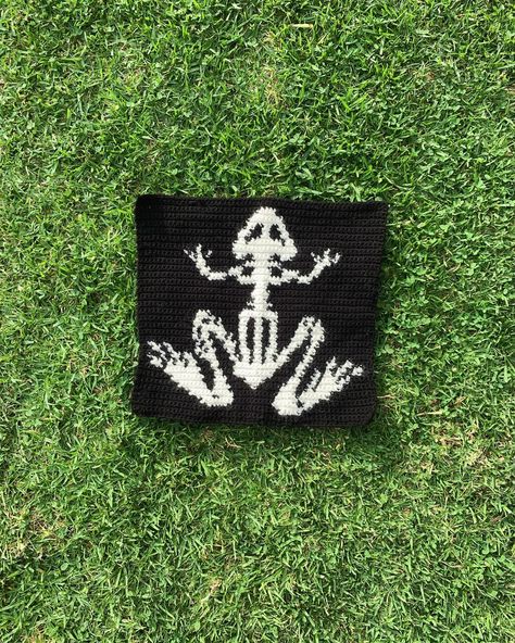 Froggy skeleton crochet tapestry! 🐸💀 #crochet #crocheting #crochettapestry #frog #froggy #frogcrochet #crochetfrog #frogart #frogartwork #frogskeleton #skeleton #skeletoncrochet #crochetskeleton #art #artist #artsy #textiles #textile #textileart #tapestry #tapestries Skeleton Crochet, Frog Tapestry, Skeleton Tapestry, Frog Crochet, Crochet Frog, Tapestry Crochet Patterns, Frog Art, Crochet Tapestry, Tapestry Crochet