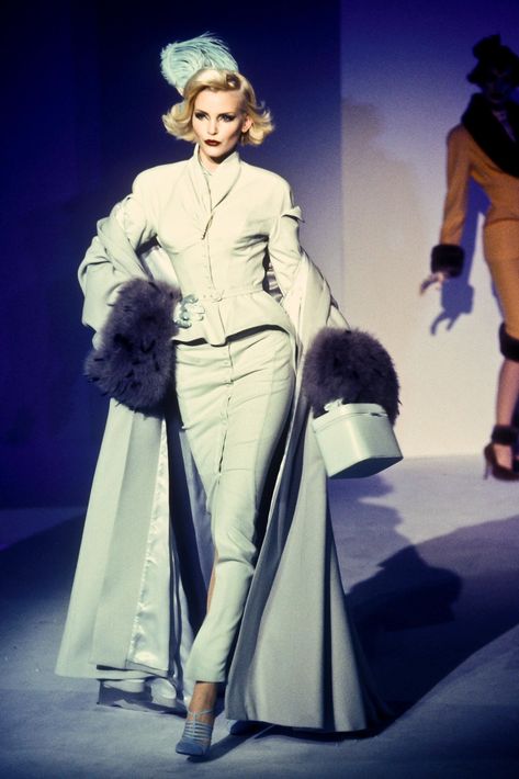 Nadja Auermann, 1990s Fashion, Thierry Mugler, Lady Gaga, Couture Fashion, 90s Fashion, Beyonce, Runway Fashion, Fashion Art