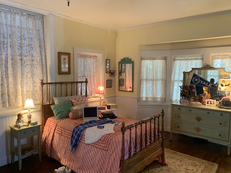 Grandmas House Bedroom, Vintage 60s Room Aesthetic, Loralie Gilmore Bedroom, Grandmas House Aesthetic Bedroom, Americana Aesthetic Room, Midwest Bedroom, Rory Gilmore Bedroom Aesthetic, Old Lady Bedroom, Grandma Room Decor