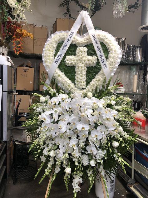 Grave Flowers Arrangements Diy, Grave Flowers Arrangements, Memorial Service Decorations, Easter Wreath Cross, Condolence Flowers, Diy Valentines Day Wreath, Silk Flower Wreaths, Church Flower Arrangements, Flower Gift Ideas