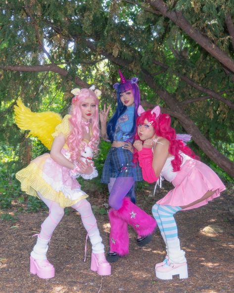 Flutter Shy Costume, Matching Cosplays For Friends, Cosplay Trio Ideas, My Little Pony Group Costume, Best Friend Cosplay Ideas, Pinkie Pie Halloween Costume, Fluttershy Halloween Costume, Flutter Shy Cosplay, Mlp Halloween Costumes