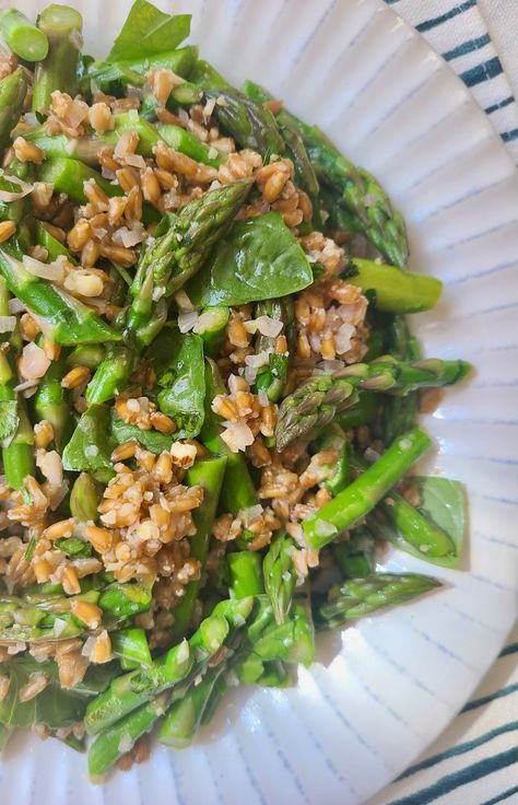 Ugly Vegan Kitchen - Asparagus Salad with Walnuts, Farro and Lemon Vinaigrette Aspargus Salad, Farrow Salad, Asparagus Salad Recipe, Buckwheat Salad, Salad With Walnuts, Lemon Vinaigrette Dressing, Farro Recipes, Asparagus Dishes, Barley Salad