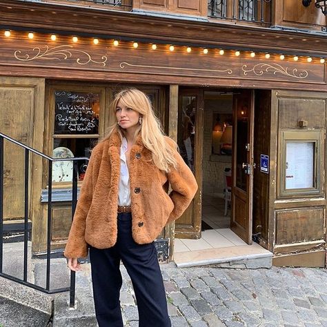 Faux fur for the win 🍁 📷 @constancearnlt Parisian Style Women, Constance Arnoult, European Winter, Simple Winter Outfits, French Wardrobe, Rad Clothes, French Girl Chic, Parisian Chic Style, French Outfit