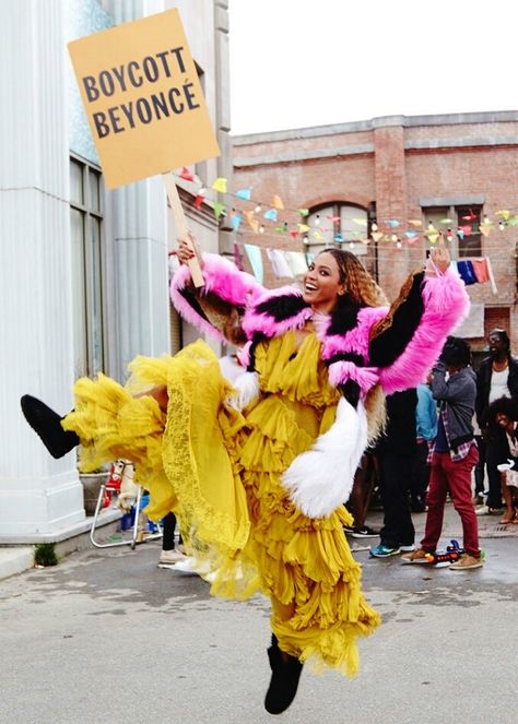 Beyoncé on the set of “Hold Up” in Roberto Cavalli Fall/Winter 2016 Beyonce Hold Up, Beyonce, Lemonade, A Woman, Yellow, Pink, Beyoncé