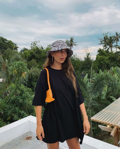 Bruna 🐻🇱🇧 on Instagram: “loved the green view from the rooftop @villakareinbali 🎋 #villakarein #zebraprint #buckethat #canggu #bali #indonesia” Bucket Hat Outfit, Models Off Duty Style, Hat Outfit, Summer Hats For Women, Bali Fashion, Outfit Look, Outfits With Hats, Summer Hats, Looks Vintage