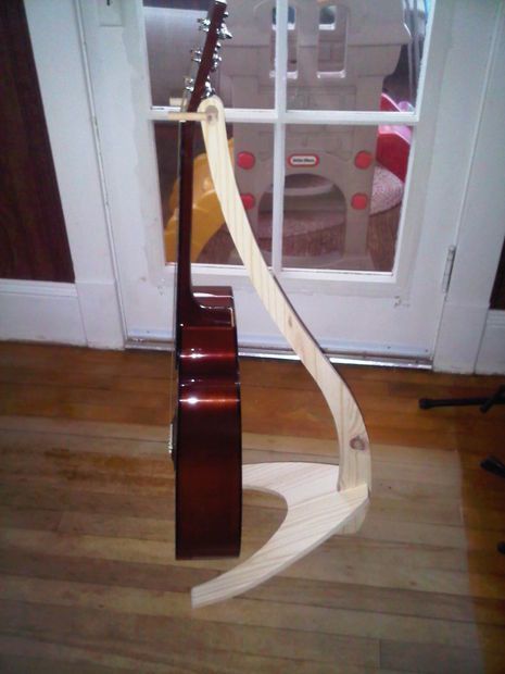 Homemade guitar stand. Wanna make a few of these. Homemade Guitar, Wood Guitar Stand, Bike Stands, Wooden Guitar Stand, Guitar Storage, Guitar Display, Guitar Making, Wooden Guitar, Wooden Things