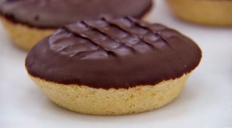 Jaffa Cake Recipe, Jaffa Cakes, British Baking Show Recipes, British Bake Off Recipes, Rodjendanske Torte, Mary Berry Recipes, The Great British Baking Show, Bake Off Recipes, British Cooking