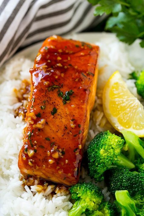 Honey garlic salmon served over rice with a side of broccoli. Salmon Dinner Ideas, Asian Salmon Recipes, Salmon And Broccoli, Sauce For Salmon, Honey Garlic Salmon, Garlic Salmon, Honey And Soy Sauce, Honey Garlic Sauce, Healthy Salmon Recipes