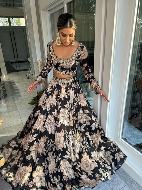 Printed Lengha, Floral Lengha, Lengha Blouse Designs, Gold And Pearls, Hand Embroidered Blouse, Desi Dress, Floral Lehenga, Lehenga Designs Simple, Punjabi Outfits