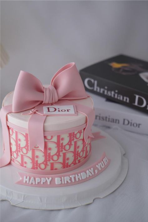 Dior Cakes Birthday, Christian Dior Birthday Theme, Dior Birthday Theme, Dior Cake Ideas, Dior Themed Birthday Party, Dior Birthday Cake, Valentines Party Food Ideas, 16 Birthday Cake Ideas, Birthday Astethic