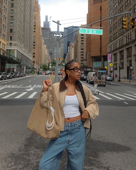 NYC mornings >>> . . Trucker jacket, casual fit, New York style, casual street style, casual outfit, comfy casual Winter Streetwear Outfits, Outfits New York, Winter Streetwear, Street Style Parisian, Inspo Outfit, New York Style, Trucker Jacket, Casual Fit, Casual Street Style