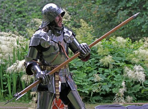 Knight armed with poleaxe, 1460 - 1490.  Double click on image to ENLARGE. Wars Of The Roses, Medieval Costume, Yorkshire England, Medieval History, Living History, West Yorkshire, Old Building, Middle Ages, Battlefield