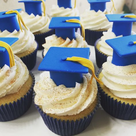 Graduation Party Desserts, Graduation Desserts, Graduation Party Cake, Graduation Party Foods, Graduation Cupcake Toppers, Graduation Cake Toppers, Pear Cake, Graduation Cupcakes, Happy Graduation