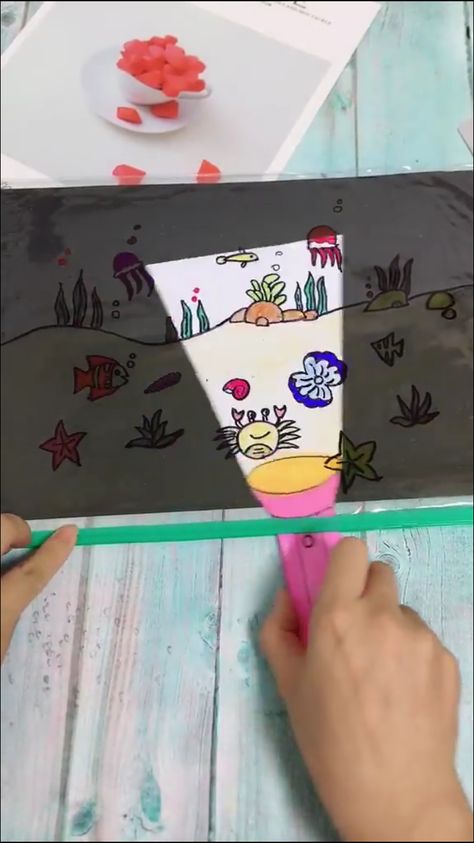 Taken from Facebook video with no source = no link  -draw on bag -add black paper -colour flashlight -magic Flashlight Craft, Senses Activities, Toddler Art Projects, Summer Fun For Kids, Summer Preschool, Simple Toys, Scrapbook Book, Daycare Activities, Ziplock Bag