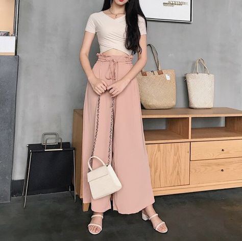 Casual Loose Pants Loose Pants Summer Outfit, Square Pants Outfit Casual, Square Pants Outfit, Office Wear Dresses, Outfit Ideas Korean, Loose Pants Outfit, Look Rose, Square Pants, Pants Outfit Casual