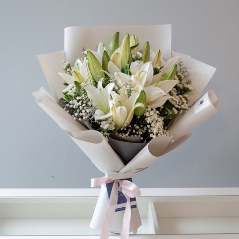 BEAUTIFUL ONLINE IPOH FLOWER SHOP - WHITE ON WHITE Elegant Bouquet Birthday, Buqet Flowers Aesthetic Wedding, Moonflower Bouquet, Buqet Flowers Aesthetic, Graduation Flowers Bouquet, Sympathy Bouquets, Graduation Flowers, Luxury Flower Bouquets, Online Flower Shop