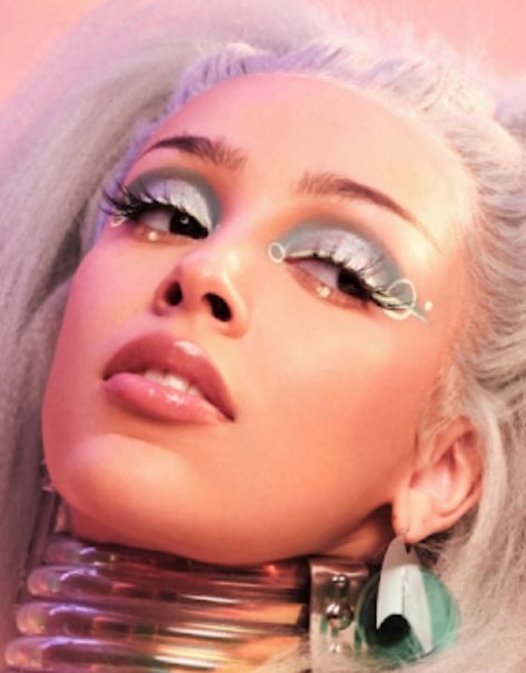 #dojacat #kissmemore #makeup Doja Cat Makeup, Music Video Makeup, Planet Her, Cat Kiss, Day Eye Makeup, Cat Eyeliner, Graphic Eyeliner, Swag Makeup, Ethereal Makeup