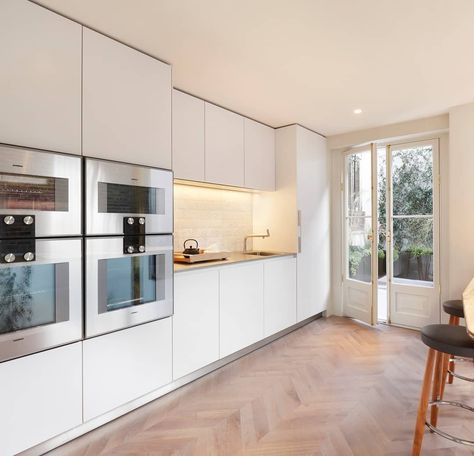 bulthaup Mayfair on Instagram: “bulthaup b3 cabinets in kaolin lacquer with stainless steel Gaggenau appliances. A cook's kitchen combining elegance and functionality.” Gaggenau Kitchen, Gaggenau Appliances, Luxury Appliances, Bunker Hill, Luxurious Home, White Modern Kitchen, Professional Kitchen, Kitchen Inspiration Design, Stainless Appliances