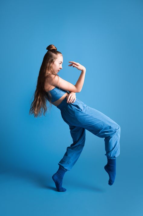 Dance Company Photo Shoot, Dance Photoshoot Ideas Creative, Abstract Dance Poses, Dance Team Hairstyles, Dance Photoshoot Outfits, Blue Dance Outfit, Studio Dance Photography, Movement Photoshoot, Modern Poses