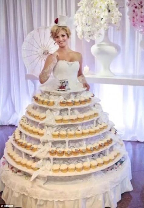 Worst wedding dresses EVER ... Weird Wedding Dress, Ugly Wedding Dress, Worst Wedding Dress, Wonder Women, Fashion Fail, A Wedding Dress, Lily Rose Depp, Michael Buble, Wedding Cupcakes