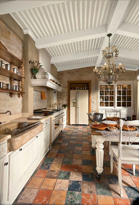 Old Italian House Interior, Italian House Interior, Old Italian House, Traditional Kitchen Cabinets, European Kitchen, Rustic Kitchen Cabinets, European Cabinets, European Kitchens, Italian House