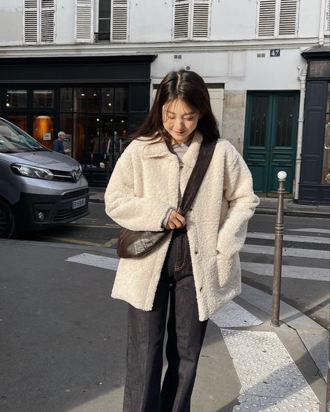 White Teddy Jacket Outfit, Korean Winter Fashion Outfits, Teddy Jacket Outfit, Korean Fashion Winter, Japan Outfit, Europe Outfits, Winter Fashion Outfits Casual, Trendy Fashion Outfits, Ulzzang Fashion