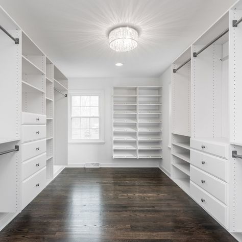 Walk In Robe Ideas, Victorian Closet, Contemporary Closet, Closet Island, Custom Closet Design, Beige Cabinets, Creative Closets, Closet Vanity, Light Wood Cabinets