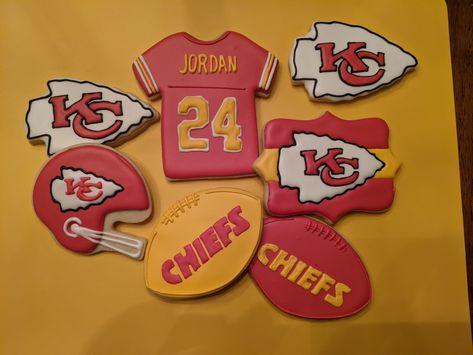 Kc Chiefs Cookies, Chiefs Cookies, Super Bowl Cookies, Nfl Chiefs, Kc Chiefs Football, Football Cookies, Cookie Decoration, Sugar Cookie Designs, Bowl Food