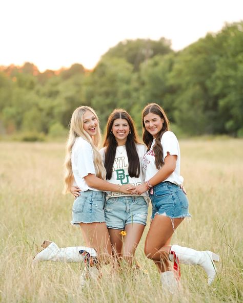 Last shoot with my 2024 rep team🥲 Definitely bitter-sweet. There are few things as sentimental as senior year and for every senior I work with I am so honored to be apart of that time in your life. I got to spend lots of time with each of these girls and can’t wait to see all the things they go on to accomplish!!! 👩🏼‍🎓 It’s with a grateful heart I wish all my 2024 grads the best and I’m excited to welcome the class of 2025 🤍 Senior Photos With Friends, Trio Pics, Bestie Photoshoot, Photos With Friends, Friendship Photoshoot, Class Of 2025, Best Friend Photos, Friend Group, Photoshoot Inspo