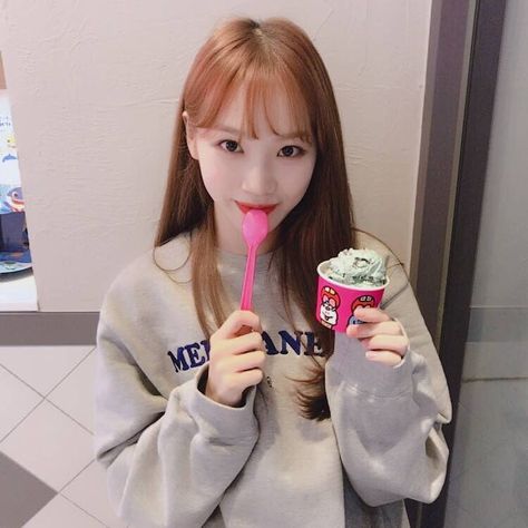 [IZ*ONE IG] 180923  “Together with Mint Chocolate even during the holidays! 🍦🍦 Everyone too, spend an emjoyable Chuseok together with Mint Chocolate💕” #CHAEWON Izone Chaewon, Iz*one Ot12, Iz One Chaewon, Kim Chaewon, Eating Ice Cream, Pop Idol, The Wiz, Iz One, Ulzzang Girl