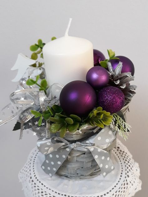 Purple Christmas Centerpieces, Purple Christmas Tree Decorations, Christmas Candle Centerpiece, Christmas Advent Wreath, Purple Christmas Tree, Christmas Flower Arrangements, Christmas Decorations Wreaths, Christmas Floral Arrangements, Christmas Centerpieces Diy