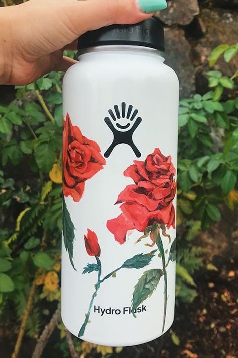 10 Fun Ways to Decorate Your Hydro Flask (Whether or Not You're a VSCO Girl) Hydro Painting, Flask Art, Custom Hydro Flask, Water Bottle Art, Hydro Flask Bottle, Hydro Flask Water Bottle, Stainless Steel Collar, Flask Water Bottle, Cute Water Bottles