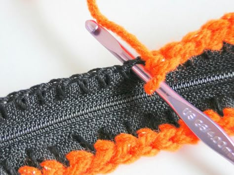 Zipper Bag:: This is a crochet DIY, but imagine starting at zipper with buttonhole stitch, then chain, then pick up & KNIT!  [Find more pins like this from Aunt Ruth at https://www.pinterest.com/yrauntruth/fiber-knit-techniques-tutorials/ ] Confection Au Crochet, Crochet Youtube, Crochet Tips, Crochet Instructions, Your Crochet, Crochet Diy, Crochet Tutorials, Crochet Purses, Love Crochet