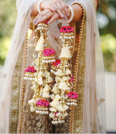 Throne Ideas, Kalire Designs, Bridal Kalire, Pakistani Bridal Hairstyles, Haldi Decoration, Jewelry Room, Nikah Ceremony, Flower Jewelry Designs, Beautiful Bangles