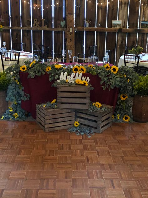 Burlap And Sunflower Table Decorations, Head Table Sunflower Wedding, Rustic Wedding Centerpieces Sunflowers, Sunflower And Wine Color Wedding, Rustic Sunflower Decor, Fall Sunflower Table Decor, Sunflower Diy Wedding Decor, Sunflower Wedding Reception Ideas, Head Table Fall Wedding