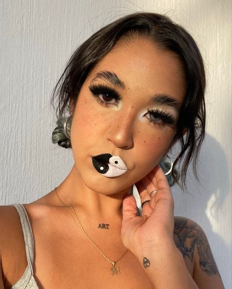 Ying Yang Halloween Costume, Ying Yang Costume, Ying Yang Makeup, Yin Yang Makeup, Crazy Halloween Makeup, Cute Halloween Makeup, Subtle Makeup, Face Art Makeup, Halloween Makeup Inspiration