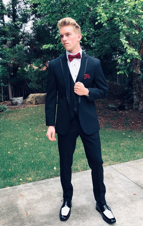 Prom Guy Poses, Prom Picture Poses Single Guy, Boy Prom Poses, Male Prom Poses, Formal Outfit For Teens, Prom Tuxedo Ideas, Hoco Friends, Hoco Outfits, Tuxedo Ideas