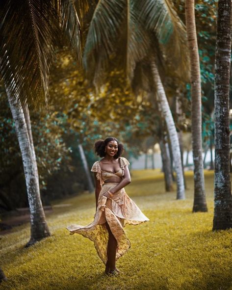 Efik Zara is Basically THE Ultimate Travel Style Inspiration | BN Style Photoshoot Black Women, Outdoor Photoshoot Ideas, 21st Birthday Photoshoot, Nature Photoshoot, Creative Photoshoot Ideas, Shotting Photo, Glam Photoshoot, Photographie Portrait Inspiration, Black Femininity