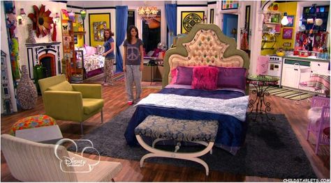 Alex Russo's room Movie Bedroom, Girls Room Diy, Disney Bedrooms, Whimsical Bedroom, Colorful Apartment, Alex Russo, Disney Rooms, Uni Room, New York Apartment