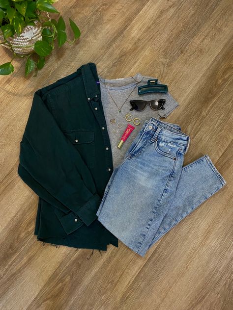 Outfit insporation. Dark green jacket. Green accessories. Straight legged jeans. Dark Green Jacket Outfit, Fall Weather Outfits, Green Jacket Outfit, Dark Green Jacket, Straight Legged Jeans, Boyfriend Jeans Outfit, Modest Outfit Ideas, Demin Jacket, Character Clothing