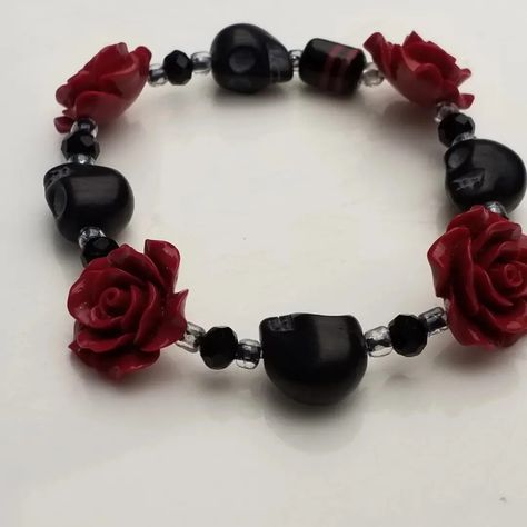 Roses with black skulls beaded Halloween Gothic bracelet Vampire Bracelet, Punk Bracelets, Beaded Halloween, Gothic Jewelry Diy, Beads Halloween, Red Jewellery, Beaded Ideas, Gothic Bracelet, Gothic Jewellery