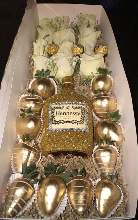 Chocolate Covered Strawberries With Liquor, Roses And Chocolate Covered Strawberries, Black And Gold Chocolate Strawberries, Hennessy Strawberries, Gold Chocolate Covered Strawberries, Birthday Chocolate Covered Strawberries, Alcohol Bottle Decorations, Bolo Paris, Hennessy Bottle