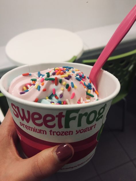 sweet frog. Frog Baking, Frog Ice Cream, Menchies Frozen Yogurt Aesthetic, Froyo Recipe, Sweet Frog Frozen Yogurt Aesthetic, Frozen Yogurt Aesthetic, Sweet Frog Frozen Yogurt, Yochi Frozen Yogurt Aesthetic, Ice Cream Pink